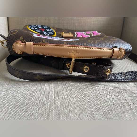 Limited Edition
Louis Vuitton Pochette Metis Patches Bag - Picture 6 of 8